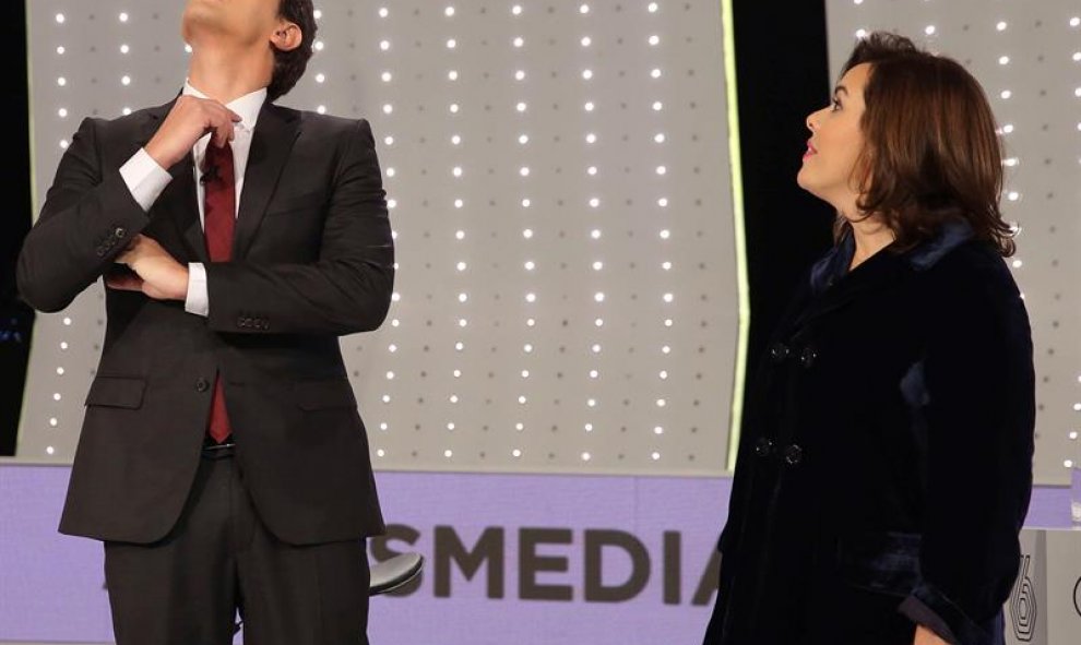 El presidente de Ciudadanos, Albert Rivera, y la vicepresidenta del Gobierno y candidata por Madrid al Congreso, Soraya Sáenz de Santamaría, antes del debate televisivo entre los candidatos de PP, PSOE, Ciudadanos y Podemos. EFE/Ballesteros