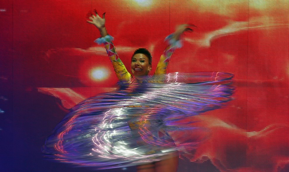 Una bailarina actúa con aros de metal durante un espectáculo de patinaje sobre hielo en el marco de las actuaciones de Ocean Park de Navidad en Hong Kong, China. REUTERS / Bobby Yip