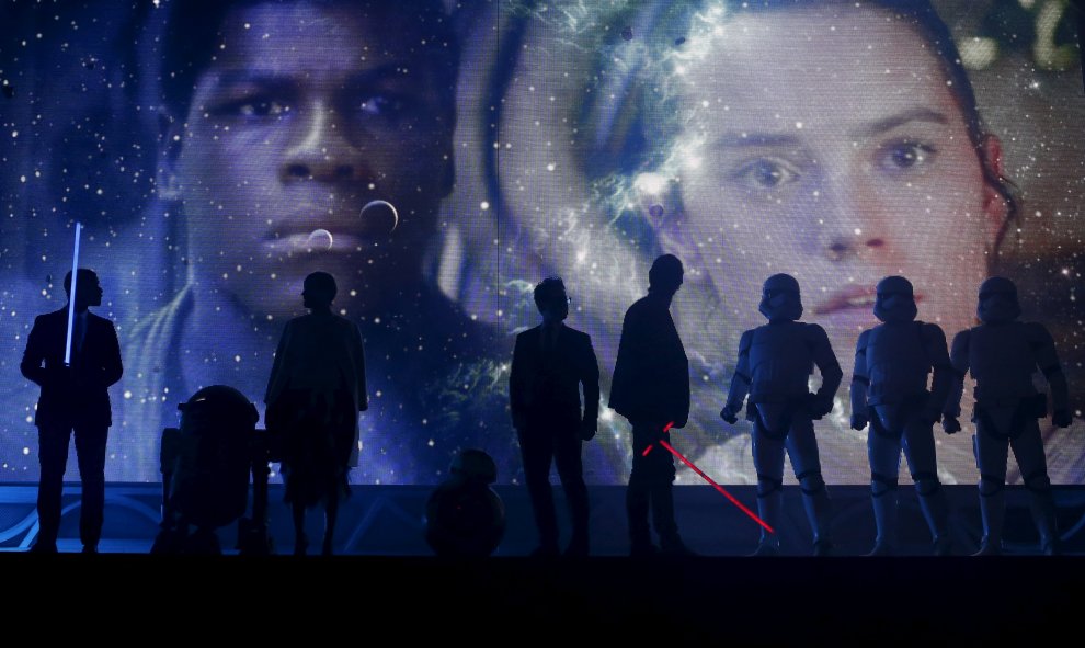 El director JJ Abrams y miembros del reparto John Boyega, Daisy Ridley, Adam Driver, el personaje R2-D2 de Star Wars, asisten a un evento para los fans de las películas para promocionar su próxima película "Star Wars: The Force despierta" en Tokio, Japón.