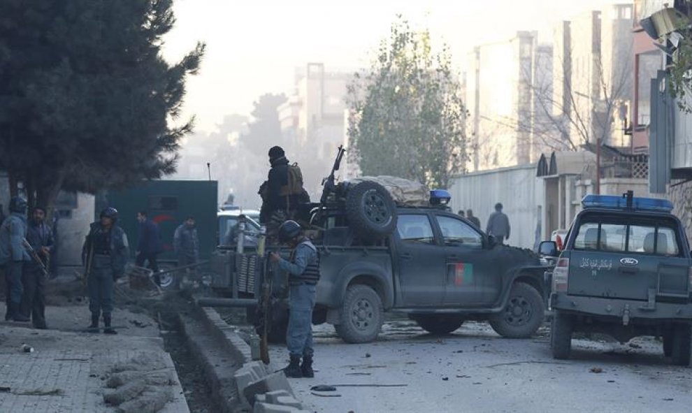 Cuatro talibanes han fallecido en el atentado. Uno de ellos en la explosión del coche bomba y los otros tres fueron abatidos dentro de la Embajada de España por la Policía afgana.- EFE
