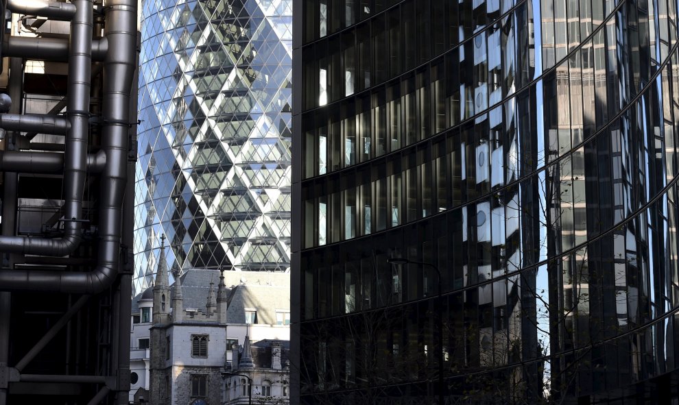 La iglesia St. Mary Axe rodeado de rascacielos, en la ciudad de Londres , Gran Bretaña./ REUTERS