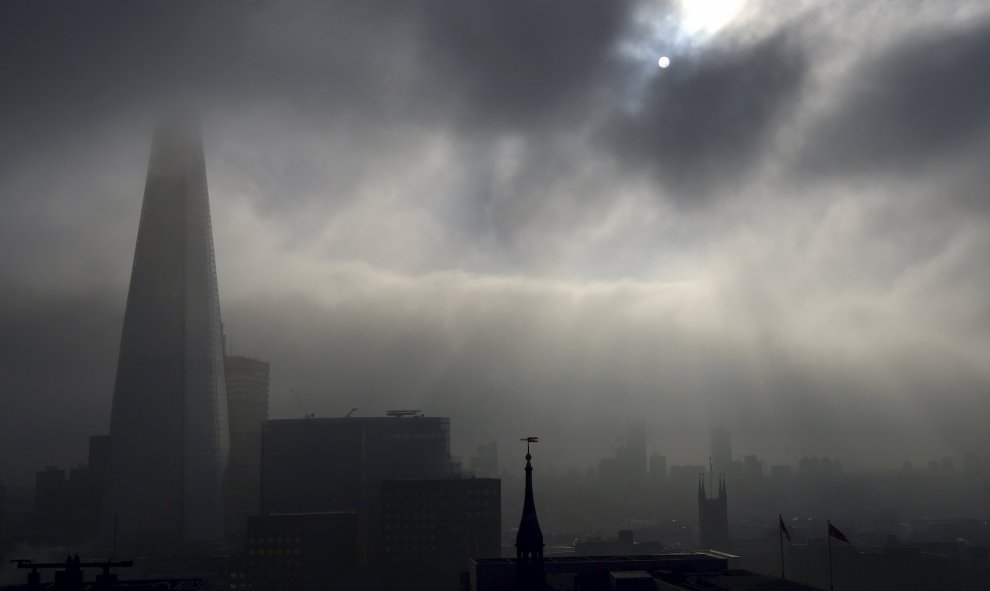 La torre de la iglesia de San Magnus queda eclipsada por los rascacielos en el distrito financiero de Londres , Gran Bretaña./ REUTERS
