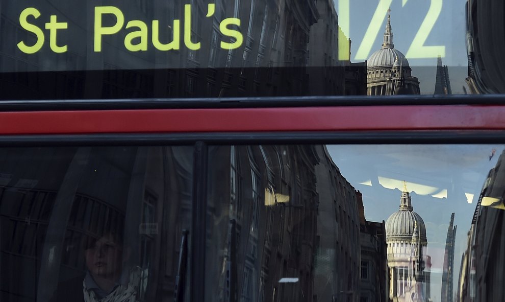 La cúpula de la catedral de St. Paul se refleja en una ventana del autobús en Londres./REUTERS