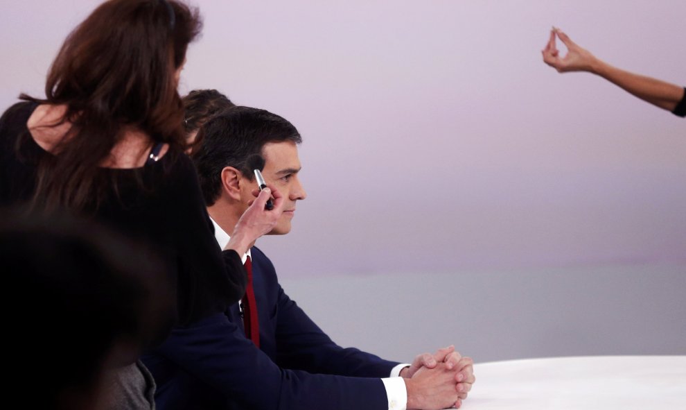 Sánchez, en los momentos previos al comienzo del debate con Mariano Rajoy. REUTERS/Juan Medina