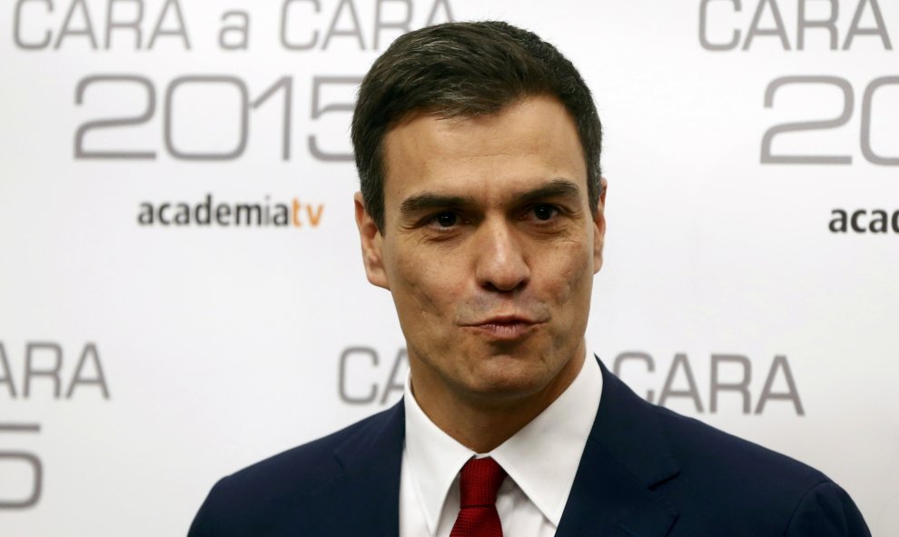 Pedro Sánchez posa ante los fotógrafos ha su llegada al debate cara a cara con Mariano Rajoy. REUTERS/Juan Medina