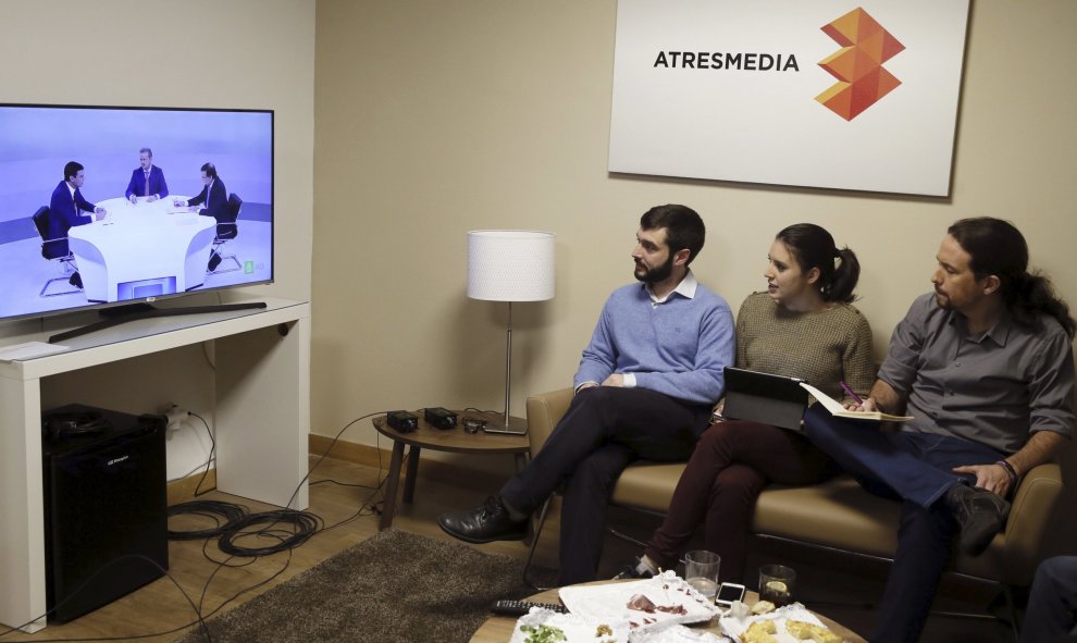 El líder de Podemos Pablo Iglesias, y su equipo, sigue el debate del presidente del Gobierno, Mariano Rajoy, y el candidato del PSOE, Pedro Sánchez, esta noche en la sede de Atresmedia, en la localidad madrileña de San Sebastián de los Reyes. EFE/Fernando