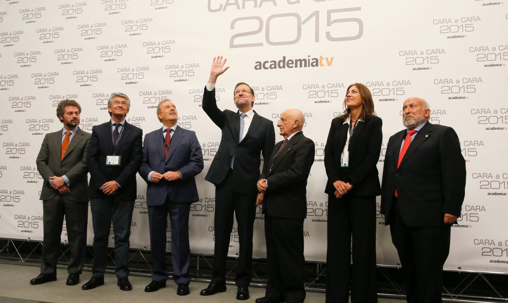 El presidente del Ejecutivo, Mariano Rajoy, acompañado por el presidente de la Academia de Televisión y moderador del debate, Manuel Campo Vidal, el director de la ECAM, Gonzalo Salazar. el portavoz del debate, Pepe Quílez, el codirector Fernando Navarret