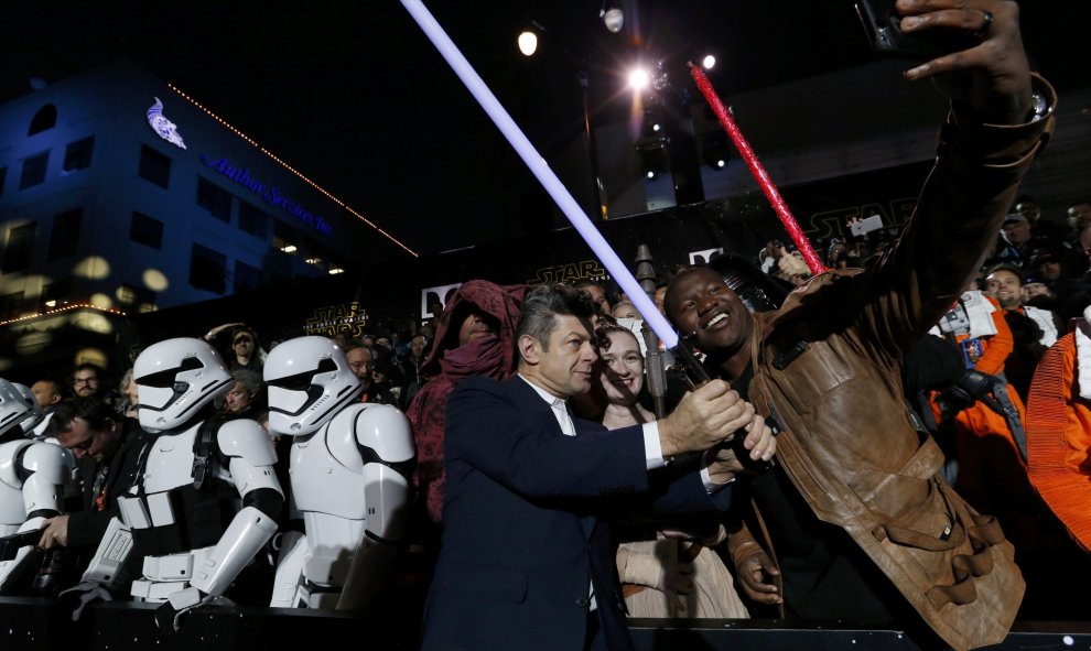 El actor Andy Serkis se hace una foto con los fans de 'Star Wars' a su llegada al prestreno de 'El despertar de la fuerza', en Hollywood. REUTERS/Mario Anzuoni