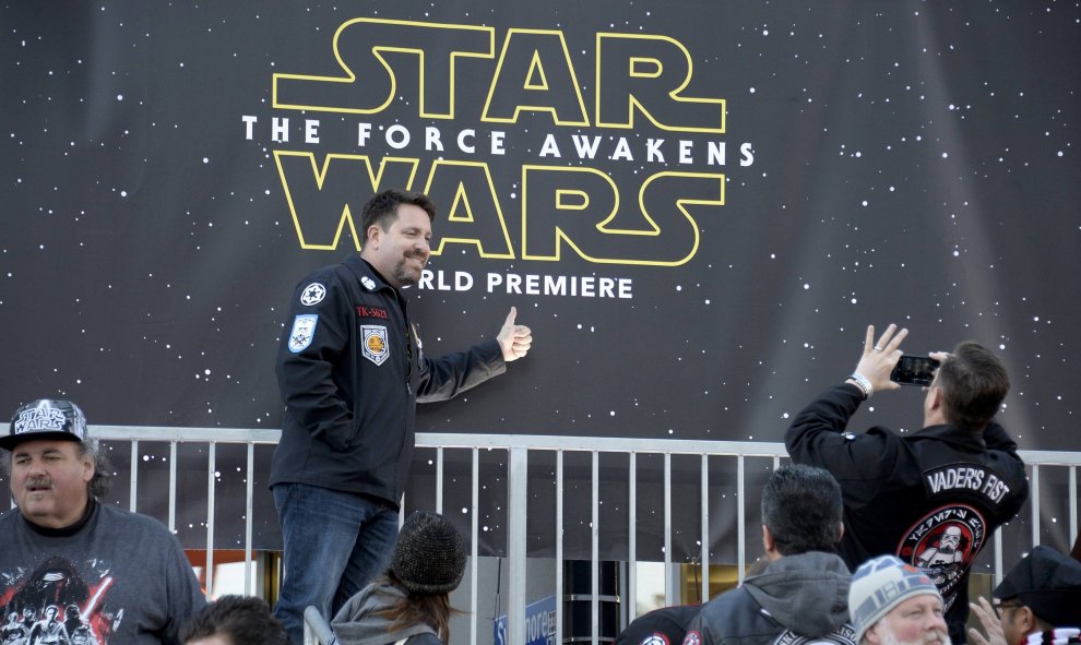 Un fans de 'Star Wars' se hace una foto junto al cartel que anuncia el prestreno de 'El despertar de la fuerza', en Hollywood. REUTERS/Kevork Djansezian
