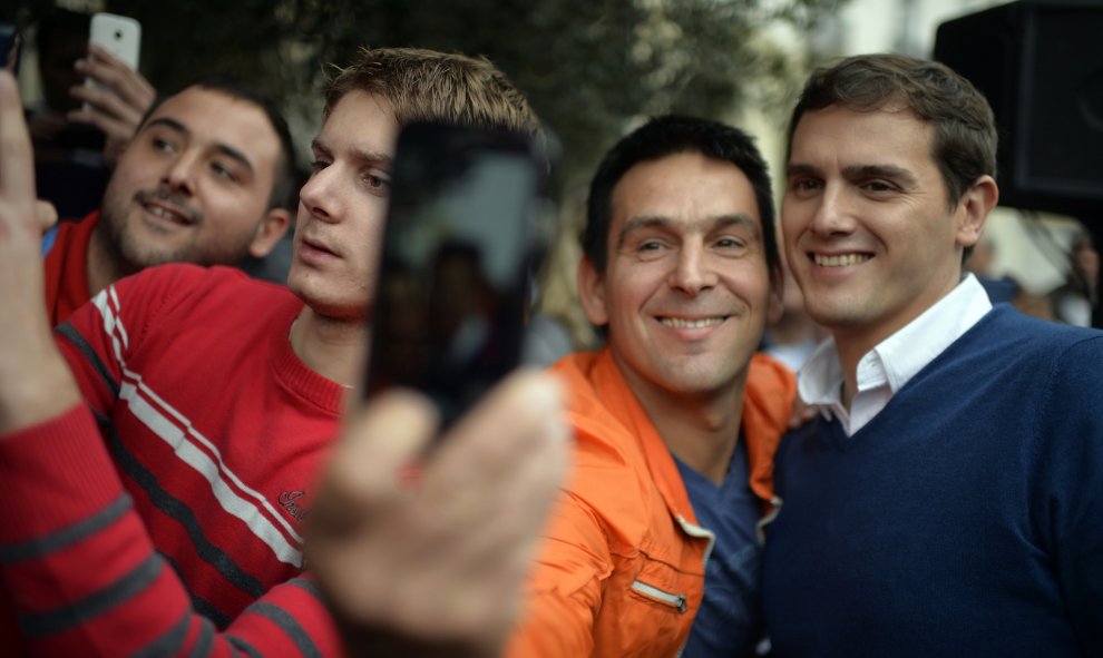 Albert Rivera se retrata con sus seguidores.-  REUTERS