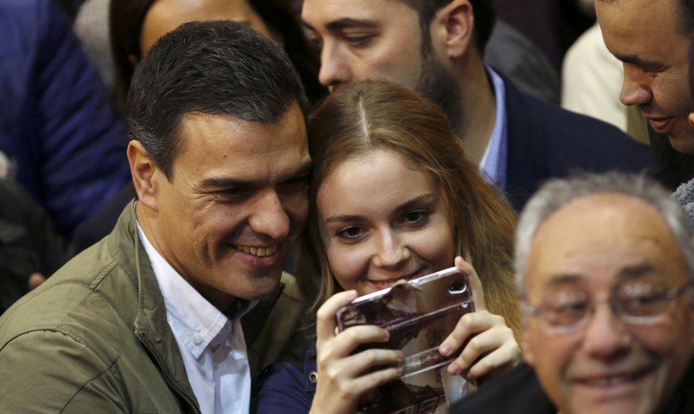 Pedro Sánchez no para de retratarse en los móviles de la gente.- REUTERS