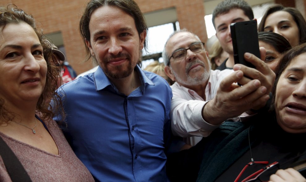 Varias personas rodean a Pablo Iglesias para hacerse un 'selfie'.- REUTERS.
