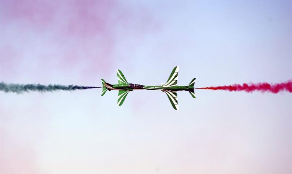 El equipo oficial de vuelo acrobático de las Reales Fuerzas Aéreas Saudíes, los Saudi Hawks, durante el espectáculo de acrobacias aéreas Al Ain, en el aeropuerto de Al Ain, Emiratos Árabes Unidos. EFE/Ali Haider