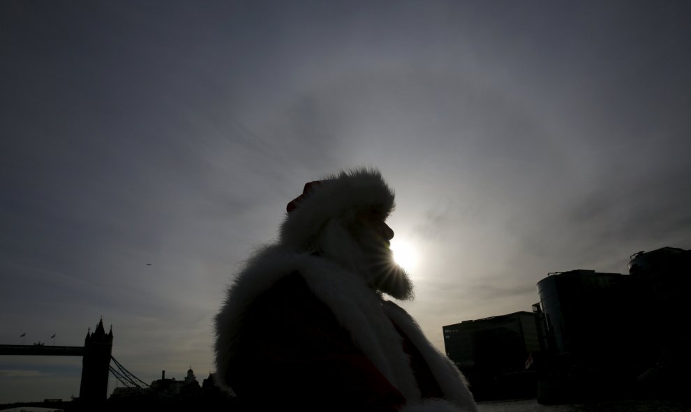 El actor John Field se disfraza de Papá Noel y pasea en un bote por el río Támesis, Londres. REUTERS/Stefan Wermuth