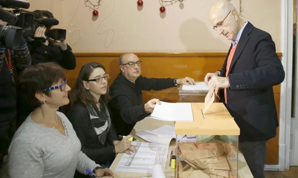 El cabeza de lista de Unió Democrática de Catalunya (UDC a las elecciones del 20D, Josep Antoni Duran Lleida, vota en el Centro Cívico Casal de Sarriá, en Catalunya. EFE
