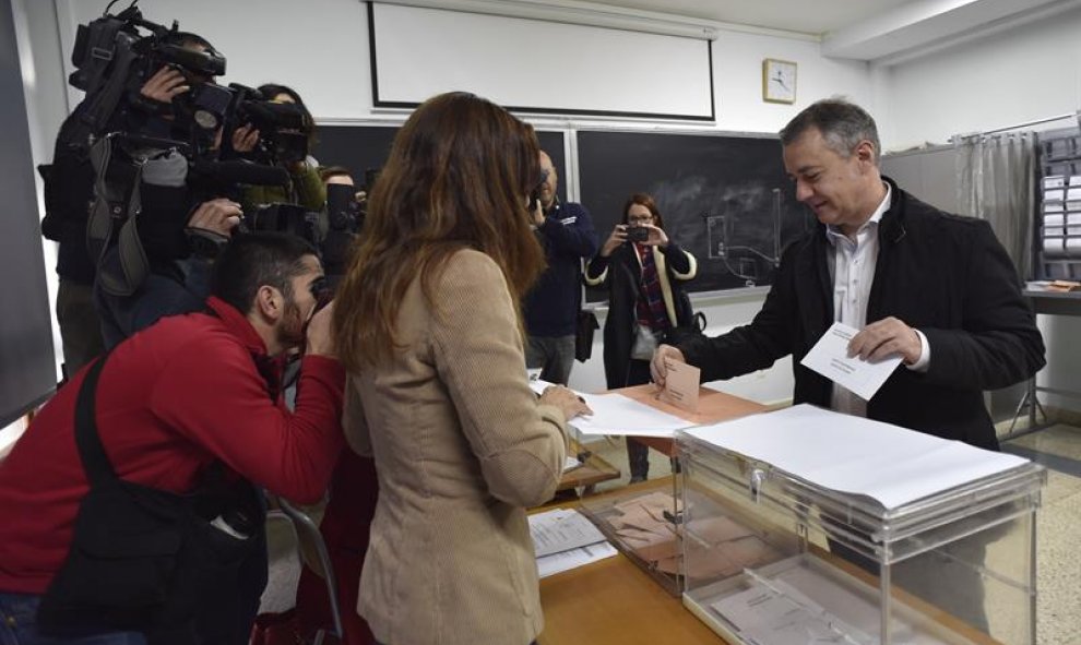 El lehendakari, Iñigo Urkullu, ha acudido a votar para las elecciones generales al colegio electoral Argintza de Durango (Bizkaia). EFE