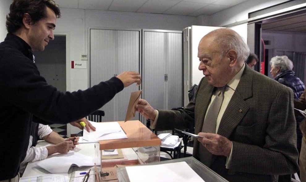 El expresidente de la Generalitat Jordi Pujol, acompañado de su esposa, Marta Ferrusola, ha votado esta mañana en un colegio electoral de Barcelona. EFE