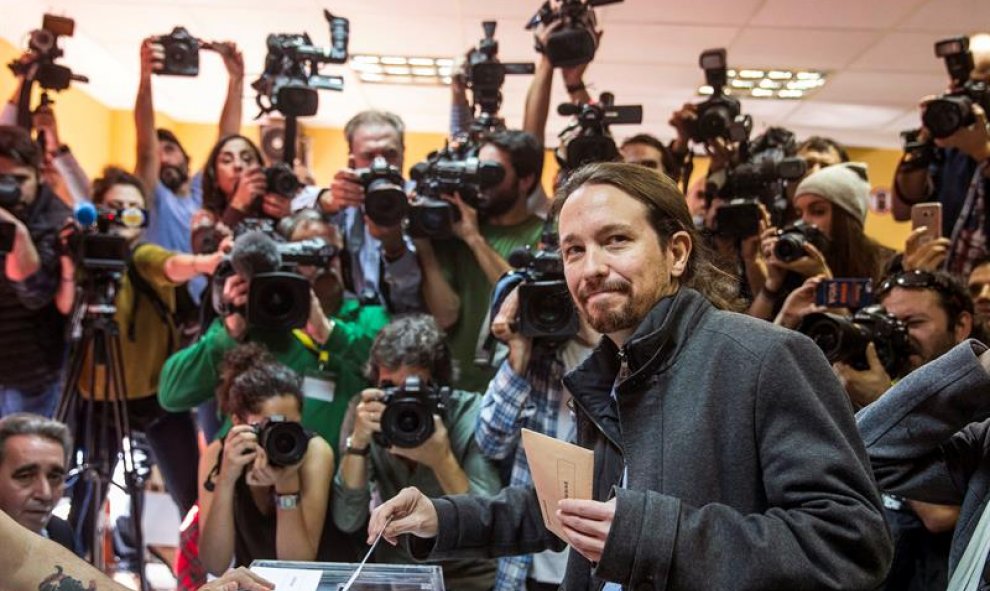 El candidato de Podemos a la Presidencia del Gobierno, Pablo Iglesias, ha votado esta mañana en el IES Tirso de Molina. EFE