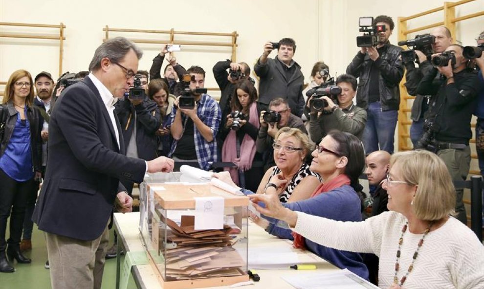 - El presidente de la Generalitat de Cataluña en funciones, Artur Mas, votó para las elecciones generales en el Colegio Infant Jesús de Travessera de Grácia e Barcelona. EFE