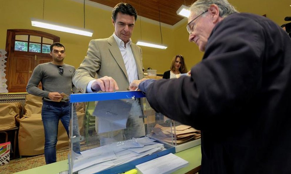 El ministro de Industria y candidato del Partido Popular, José Manuel Soria, vota para las elecciones generales en un colegio electoral de Las Palmas de Gran Canaria. EFE