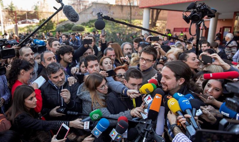 El candidato de Podemos a la Presidencia del Gobierno, Pablo Iglesias, hace declaraciones a los medios de comunicación tras haber votado esta mañana en el IES Tirso de Molina, de la Avenida de la Albufera, durante la jornada de elecciones generales de hoy