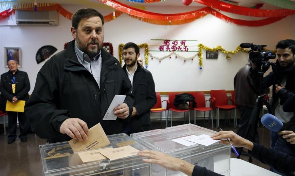 El líder de ERC, Oriol Junqueras, vota en el Centro Cívico El Turó, en la jornada de elecciones generales del 20D. EFE