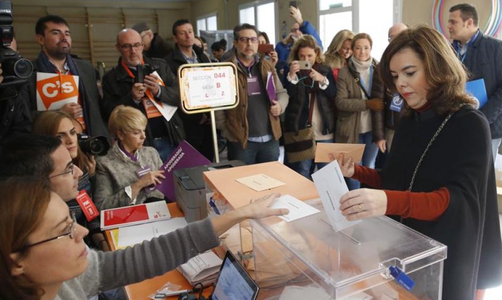 La vicepresidenta del Gobierno, Soraya Sáenz de Santamaría, deposita su voto para las elecciones generales en el colegio Sagrada Familia de Madrid. EFE