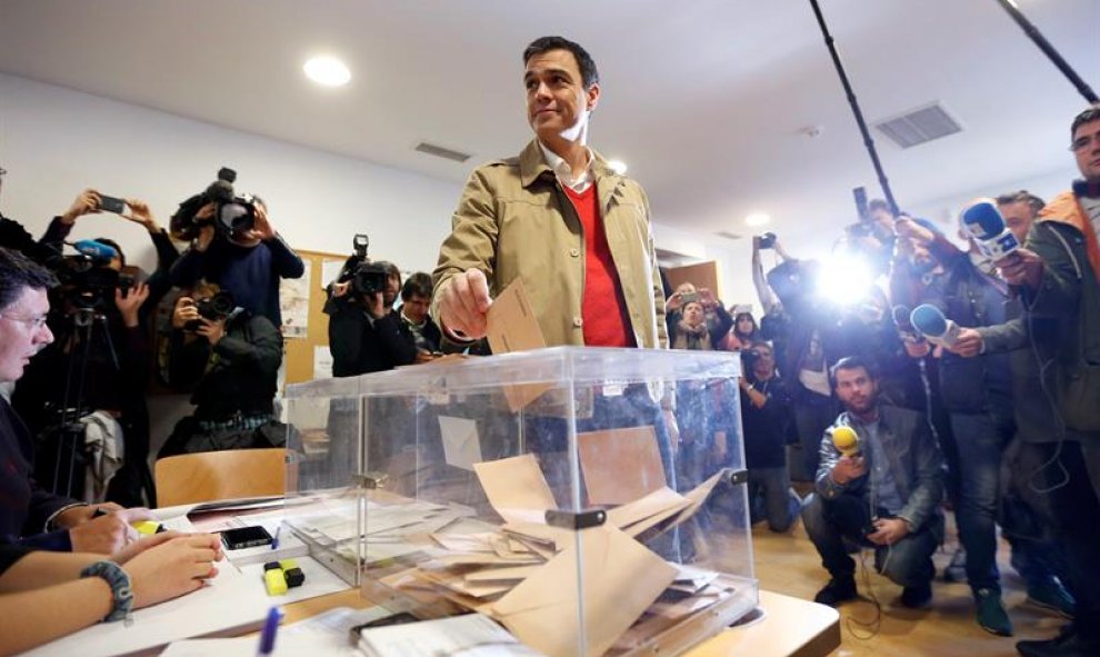 El candidato por el PSOE a la presidencia del Gobierno, Pedro Sánchez, vota para las elecciones generales en el Centro Cultural Volturno de la localidad madrileña de Pozuelo de Alarcón. EFE