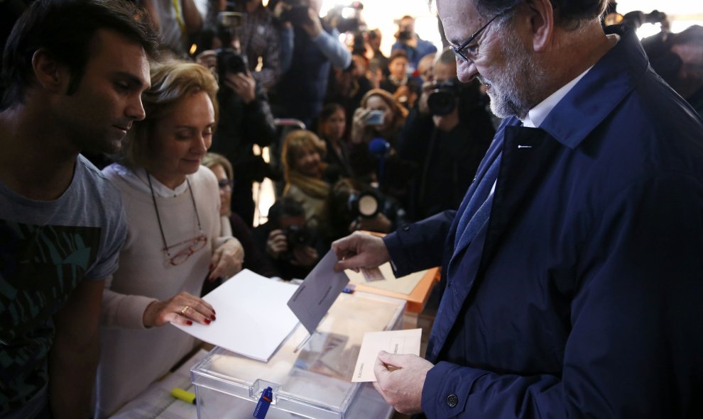 El presidente del Gobierno y candidato a la reelección por el PP, Mariano Rajoy, ejerce su derecho al voto en un colegio de Aravaca./REUTERS