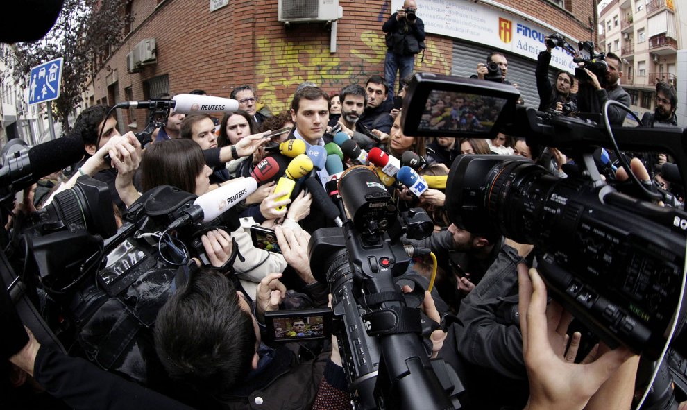 El candidato de Ciudadanos (C's) a la Moncloa, Albert Rivera, atiende a los medios en el Colegio Santa Marta de L'Hospitalet de Llobregat (Barcelona), en la jornada de elecciones generales. EFE/Alberto Estévez