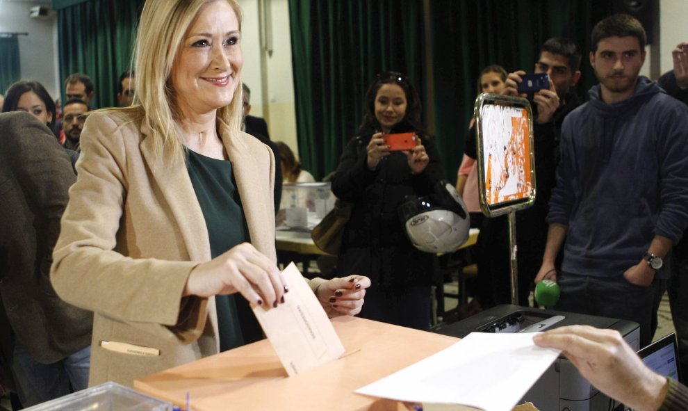 La presidenta de la Comunidad, Cristina Cifuentes, ejerce su derecho al voto en el Colegio Sagrado Corazón de Madrid, para las elecciones generales que se celebran hoy en toda España. EFE/Sandra Jabalera