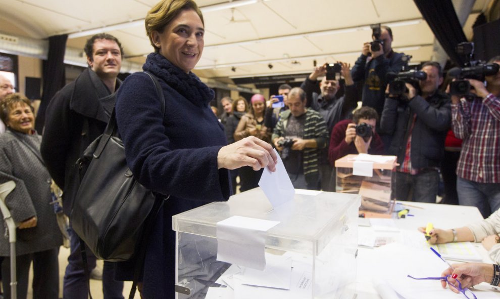 La alcaldesa de Barcelona, Ada Colau, vota para las elecciones generales del 20D, en el centro cívico 'La Sedeta' de Barcelona. EFE/Quique García