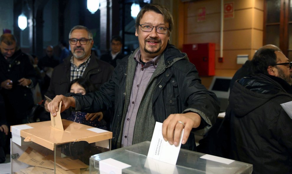 El cabeza de lista de En Comú Podem, Xavier Domènech, vota para las elecciones generales que hoy se celebran en España en su colegio electoral de Barcelona. EFE/Toni Albir