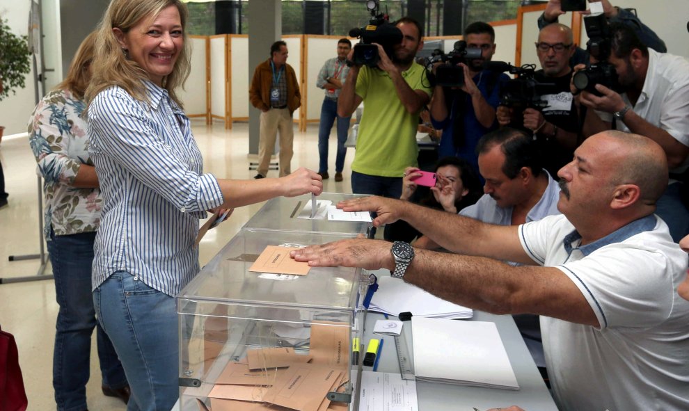 La cabeza de lista de Podemos por la provincia de Las Palmas, Victoria Rosell, prepara sus sobres con las papeletas en la mesa electoral donde hoy ejerció su derecho al voto. EFE/Elvira Urquijo A.