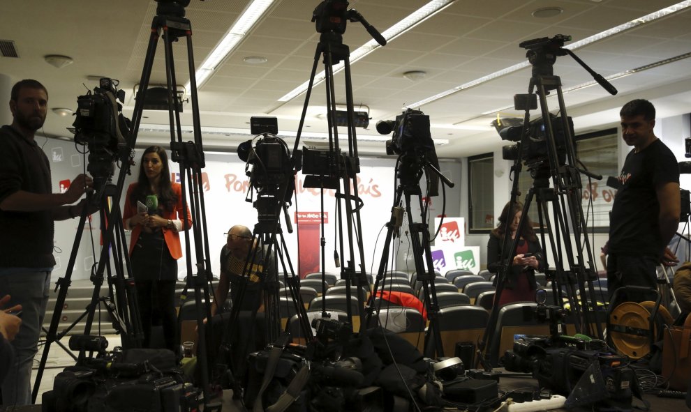 Periodistas esperan las primeras comparecencias en la sede electoral de Unidad Popular. EFE /Kiko Huesca
