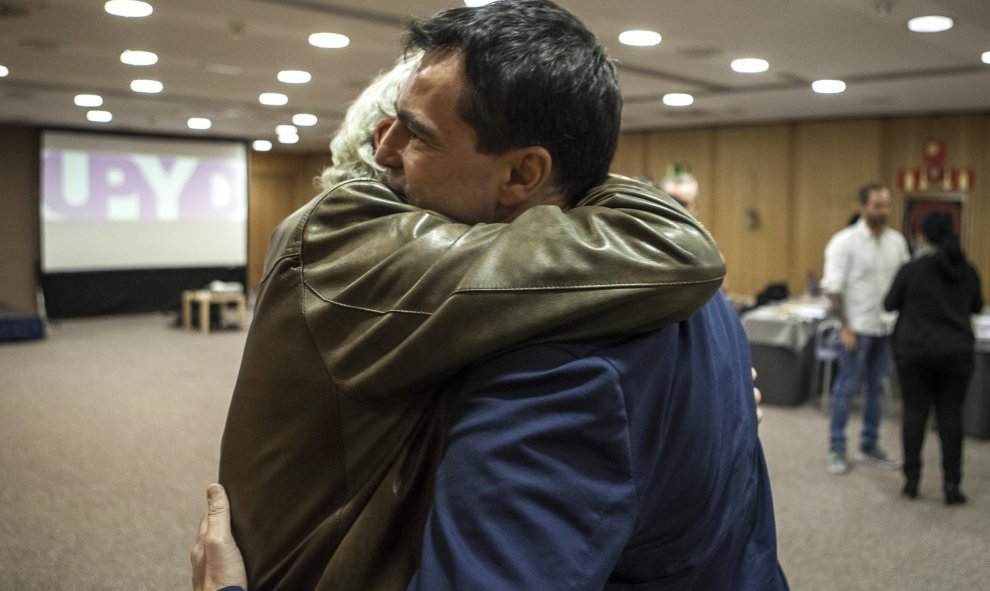 El líder y candidato de Unión Progreso y Democracia (UPYD), Andrés Herzog, se abraza a un simpatizante a su llegada al hotel donde esperará los resultados con su equipo. EFE/Santi Donaire