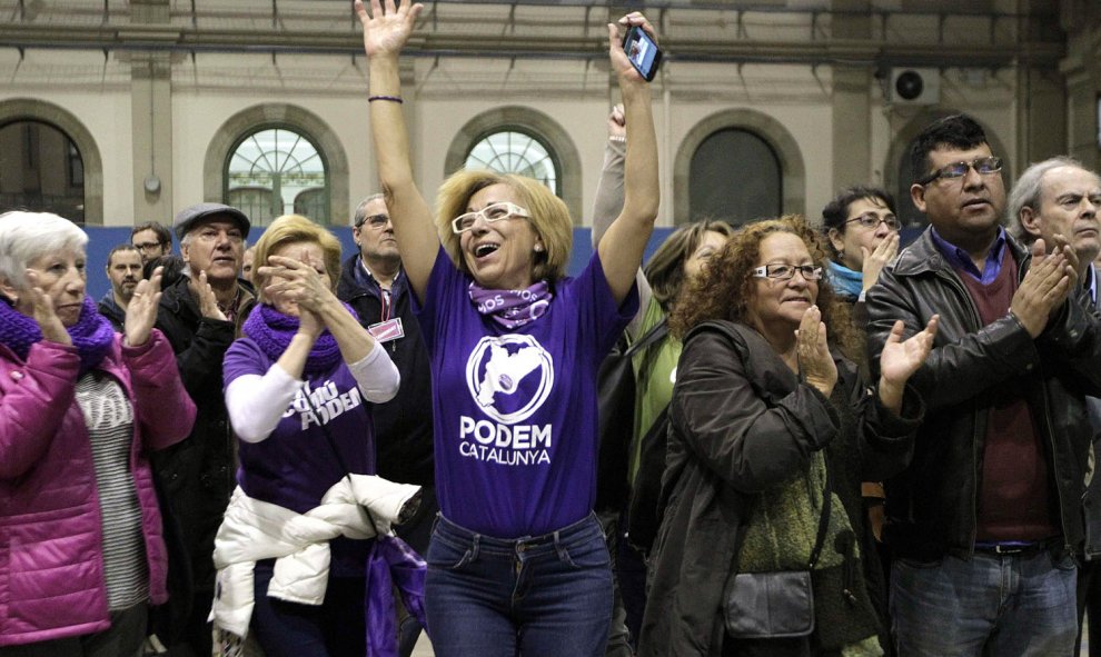 Seguidores de En Comú Podem celebran que los sondeos le adjudican la primera posición en Cataluña. EFE/Marta Pérez