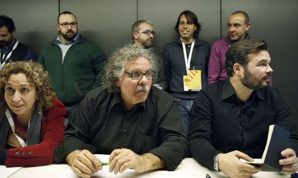 Los líderes de Esquerra Republicana de Cataluña (ERC) Gabriel Rufián (d), Jordi Tarda (c) y Esther Capella (i), analizan los primeros sondeos de los medios de comunicación. EFE/ Andreu Dalmau.