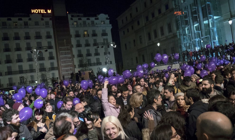 Simpatizantes de Podemos celebran los resultados de los primeros sondeos en la Plaza del Reina Sofía, en Madrid. EFE/Luca Piergiovanni