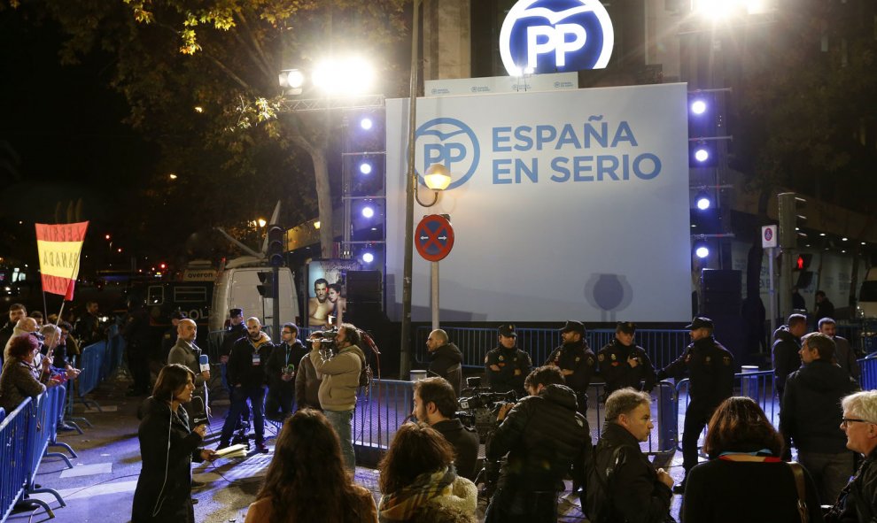 Algunos simpatizantes junto a la sede del Partido Popular, en la madrileña calle de Génova, al conocerse los primeros resultados electorales. EFE/Chema Moya