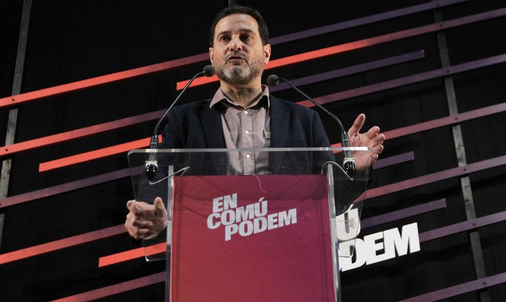 El número 3 de la candidatura de En Comú Podem por Barcelona, Josep Vendrell, sale a valorar los resultados sobre la encuesta a pie de calle en la estación del Norte donde En Comú Podem está siguiendo la noche electoral. EFE/Marta Pérez