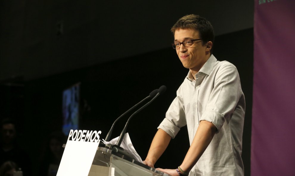 Iñigo Errejón, secretario de Política de Podemos, comenta los resultados de los sondeos en una comparecencia en el Teatro Goya de Madrid. EFE/JuanJo Martín