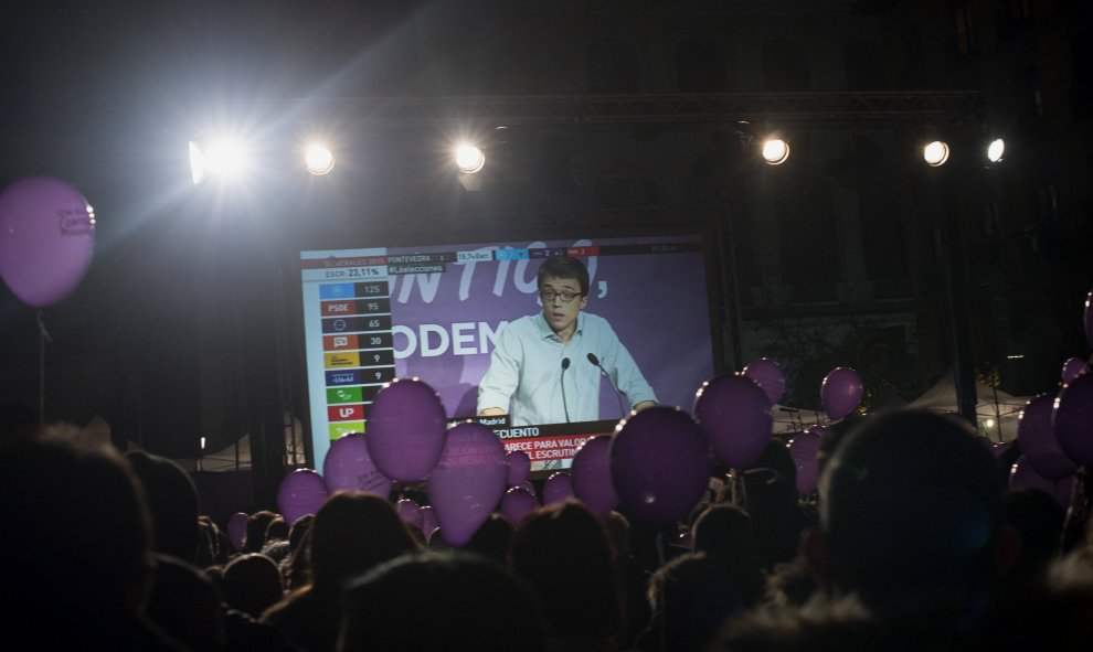 Simpatizantes de Podemos escuchan la comparecencia del director de campaña de Podemos, Íñigo Errejón, tras conocerse los primeros datos del escrutinio de las elecciones generales, en la Plaza del Reina Sofía, en Madrid. EFE/Luca Piergiovanni