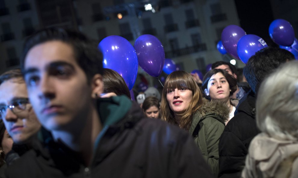 Simpatizantes de Podemos celebran los resultados de los primeros sondeos de las elecciones generales, en la Plaza del Reina Sofía, en Madrid. EFE/Luca Piergiovanni