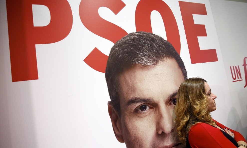 Una seguidora del PSOE espera los resultados de las elecciones en la sede del partido en Madrid. REUTERS/Juan Medina