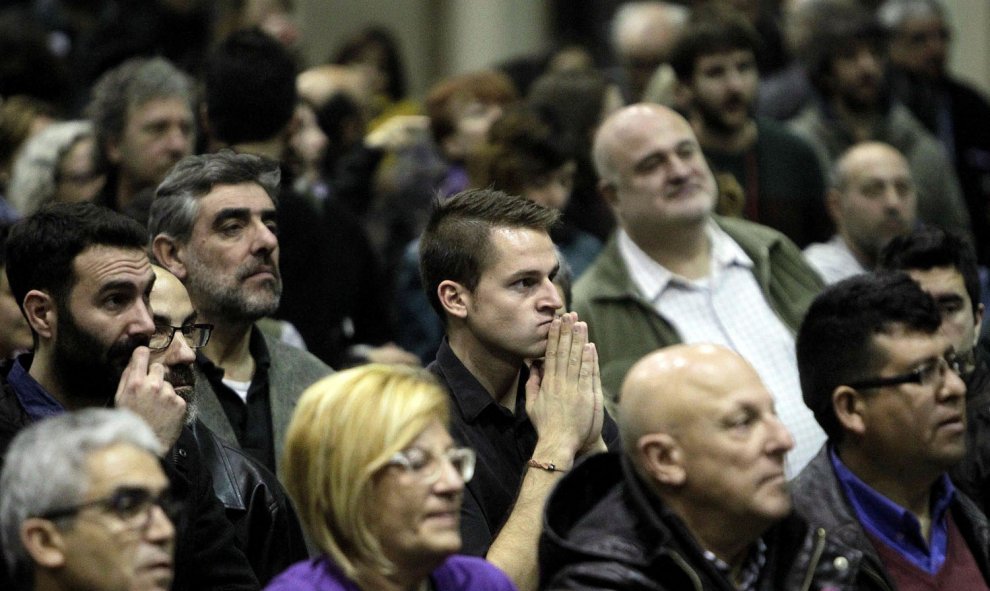 Vista del público en la estación del Norte donde En Comú Podem está siguiendo la noche electoral. En Comú Podem (Podemos-ICV-BComú) obtendría la victoria en Cataluña con el 50% de los votos escrutados y conseguiría 12 diputados.- EFE/Marta Pérez