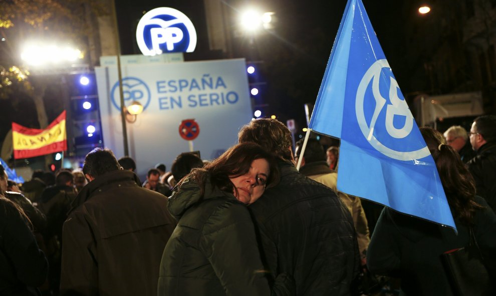 Simpatizantes del PP se reúnen delante de la sede de la calle Génova. REUTERS/Marcelo del Pozo