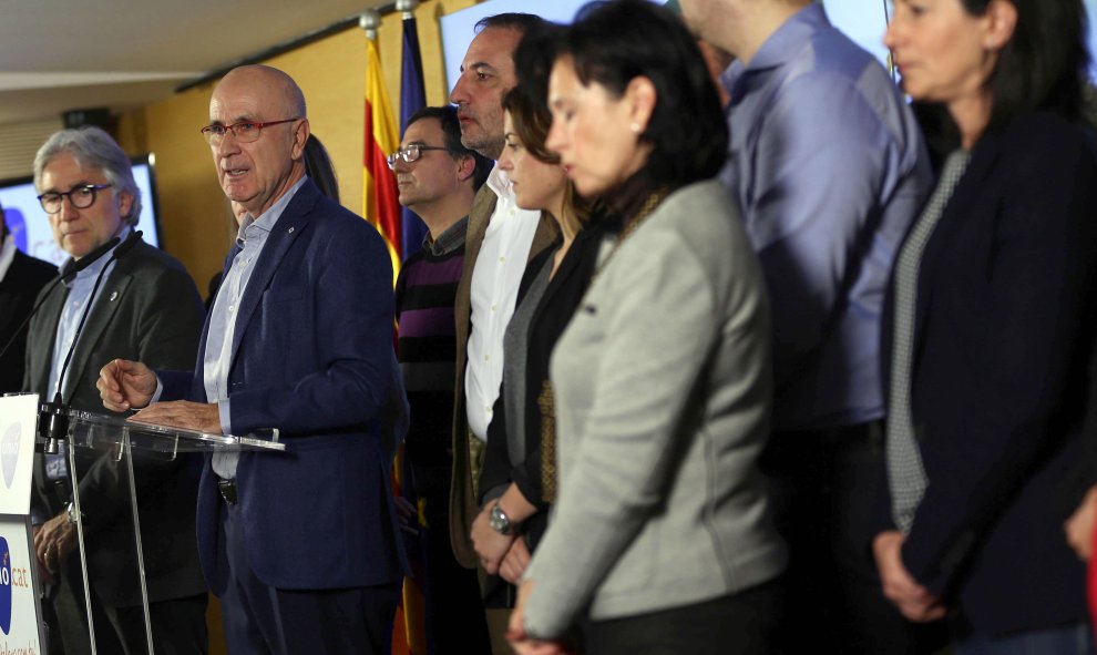 El cabeza de lista de UDC, Josep Antoni Duran Lleida (2I), se dirige a los asistentes en la sede de su partido, donde valora los resultados de las elecciones generales celebradas hoy. EFE/Toni Albir.