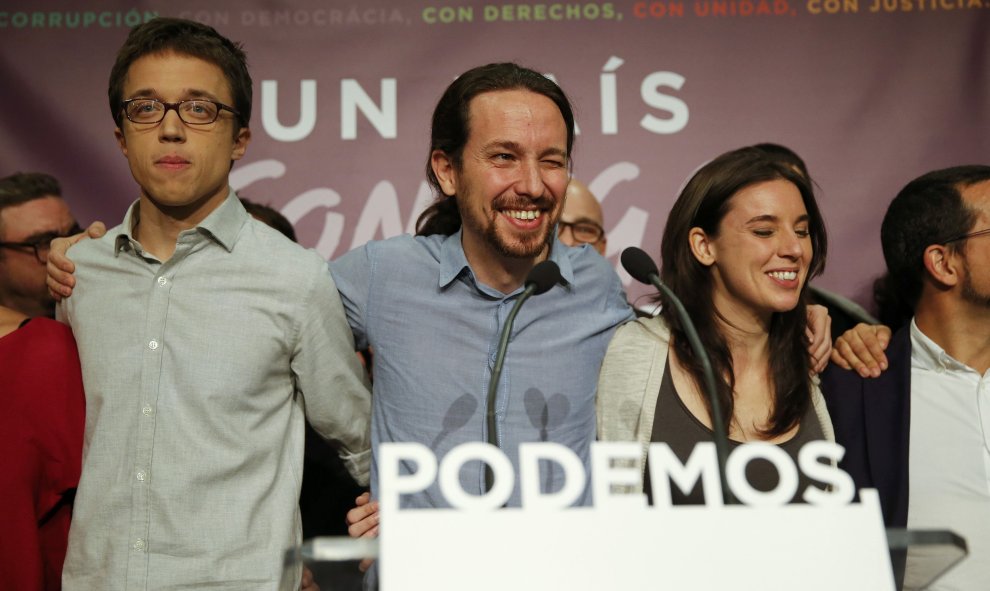 Pablo Iglesias, líder de Podemos, manda un guiño al público tras conocerse los resultados de las elecciones./ REUTERS/Andrea Comas