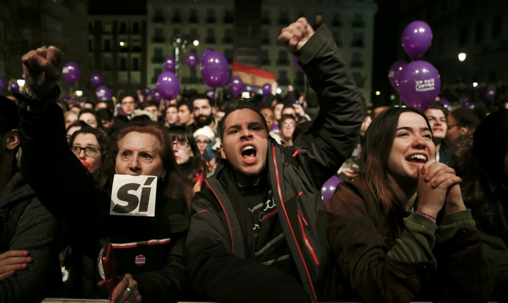 Seguidores de Podemos celebran los resultados de las elecciones en Madrid. REUTERS/Sergio Perez